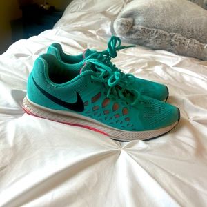 Women’s terquoise Nike running shoes. Women’s 8.5